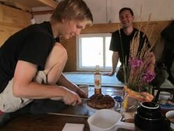 (Photo: Carolina & Richard) Cutting the birthday cake