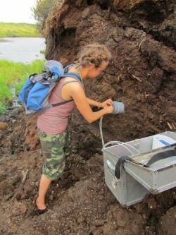 (Photo: Carolina & Richard) Lake wall CO2 measurement