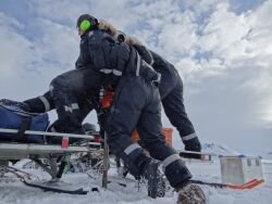  (Photo: Stefanie Härtel) Four man against one wobbling drill string.